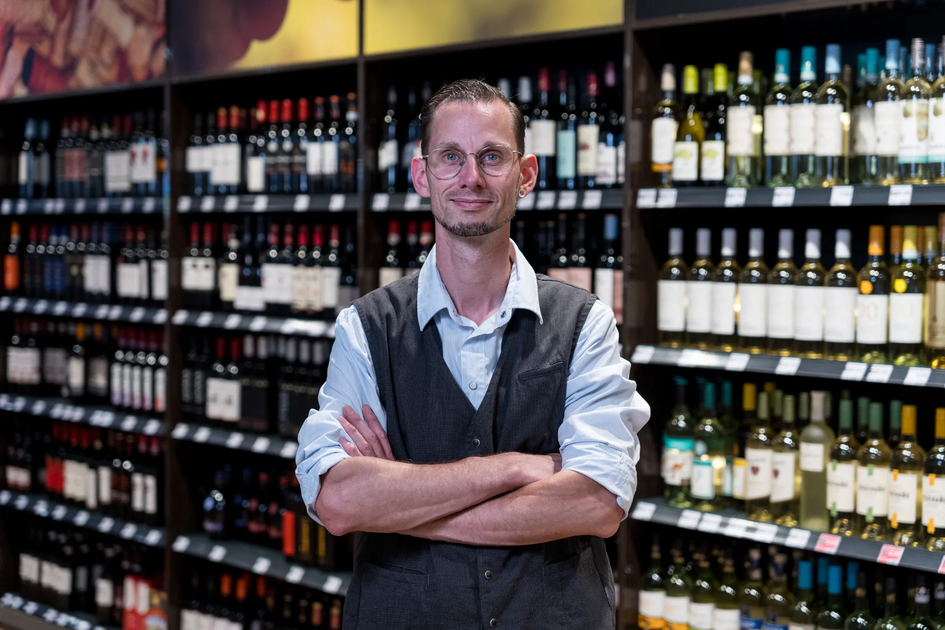 Weinabteilung mit Mitarbeiter im EDEKA Wessel Bad Bevensen